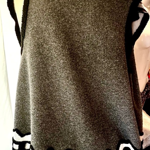Max Studio Black and Gray Sleeveless Cardigan Poncho - Picture 5 of 12